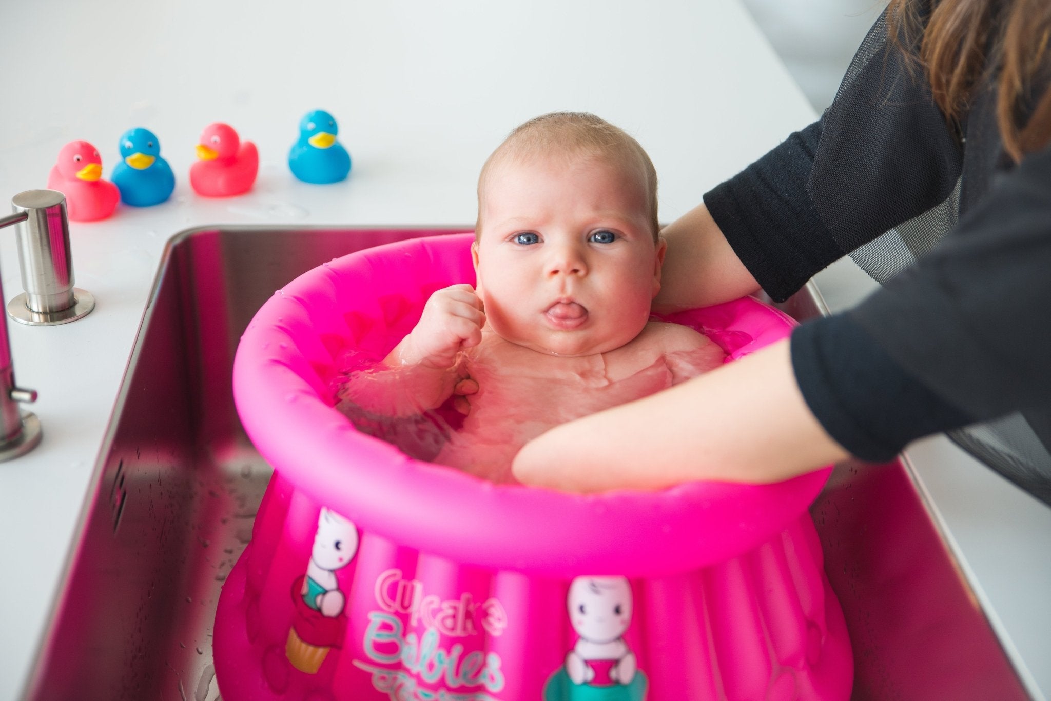 Inflatable Small Cupcake Babies Bath for babies from birth up to 1 year + inflator + travel pouch - Cupcake Babies Europe