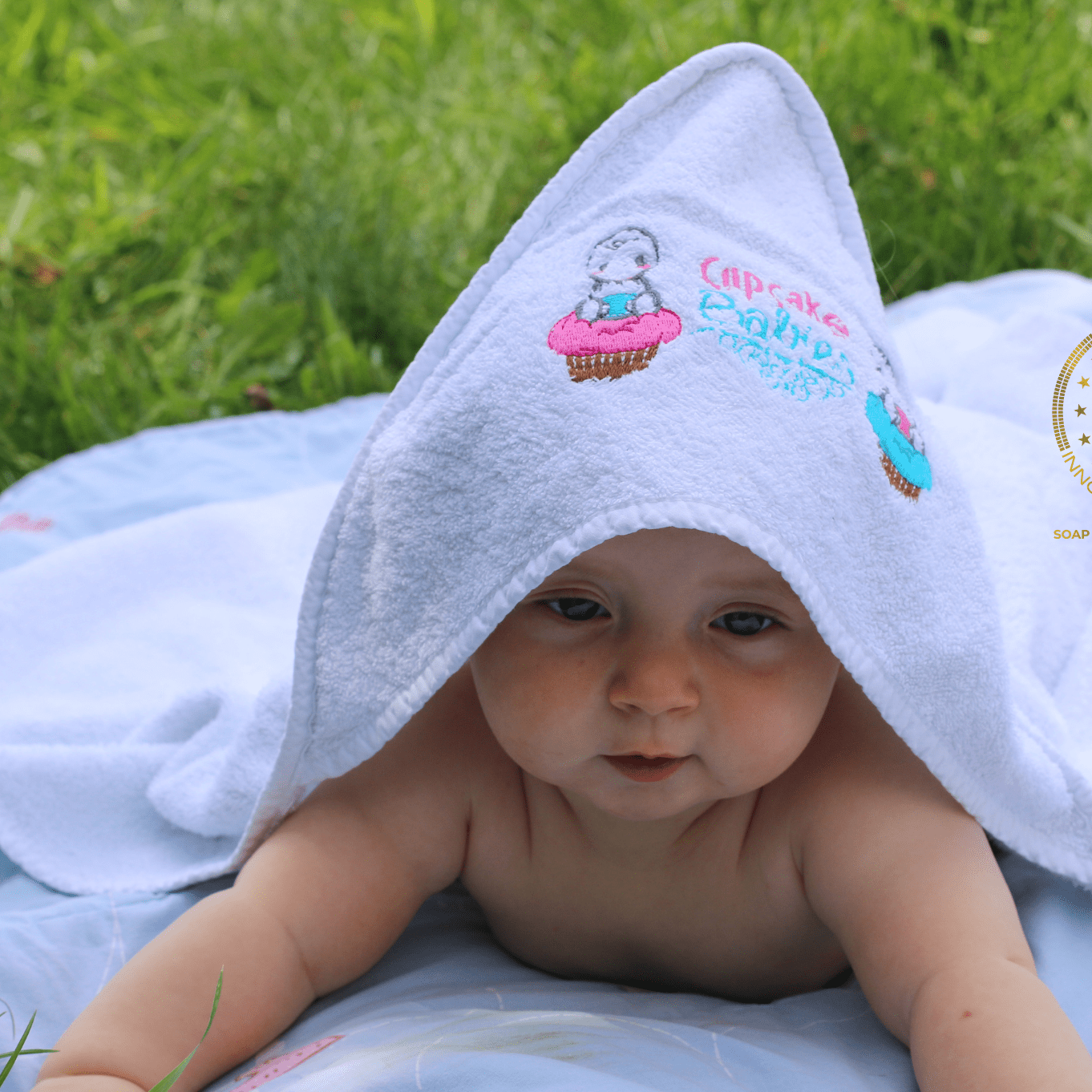 Special Pack : Inflatable Small Bath for babies from birth up to 1 year + inflator + bath Cape + duck - Cupcake Babies Europe