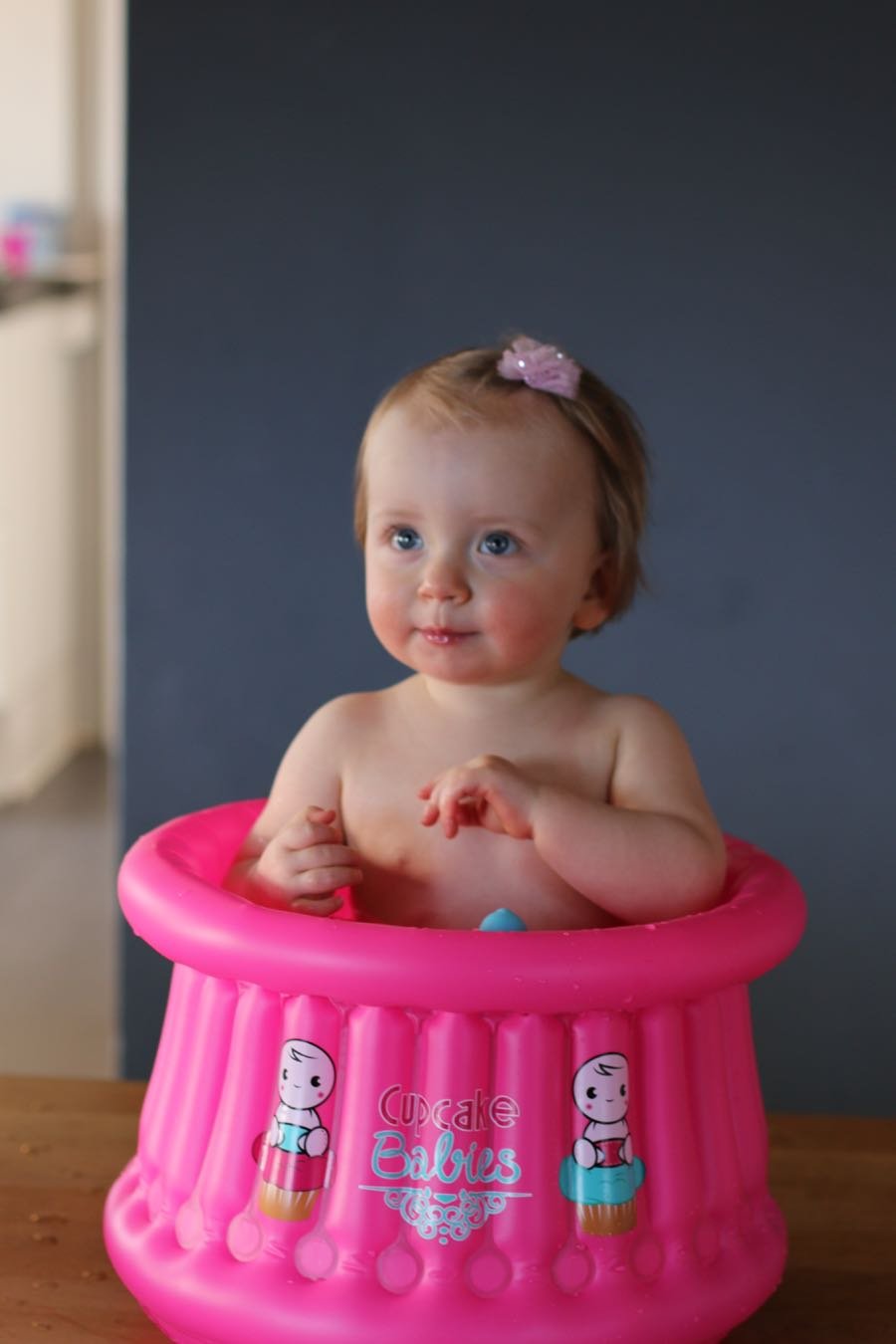 Special Pack : Inflatable Small Bath for babies from birth up to 1 year + inflator + bath Cape + duck - Cupcake Babies Europe